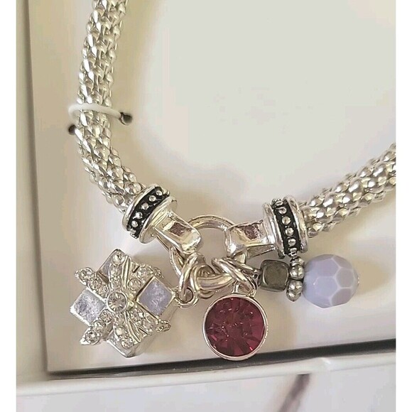 Nine West Present Charm Beaded Charms Silver Tone  Stretch Holiday Bracelet NIB - Picture 4 of 5